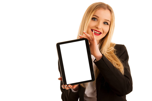 Деловая женщина показывает планшет с пустым дисплеем для текста или ком
 - Фото, изображение