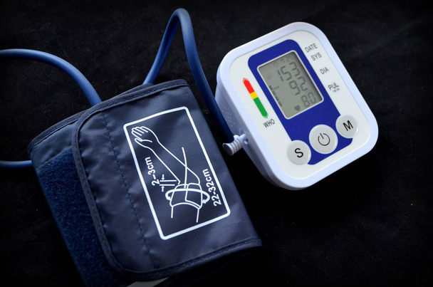 Il dispositivo per la misurazione della pressione sanguigna - tonometro automatico
 - Foto, immagini