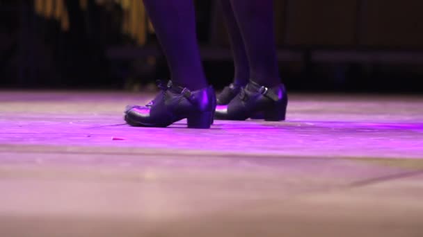 Vrouwelijke voeten Ierse dans dansen op het podium met traditionele stap schoenen - Video