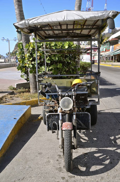 Három kerekes motorkerékpár-taxi taxi - Fotó, kép