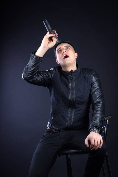 Молодий чоловік чорноволоса поп співає на мікрофон
 - Фото, зображення