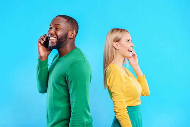 Zadowolony mężczyzna i kobieta komunikacja na smartfony - Zdjęcie, obraz