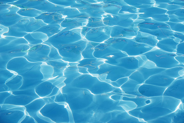 Bleu romantique ondulation surface de l'eau avec éblouissement du soleil
 - Photo, image