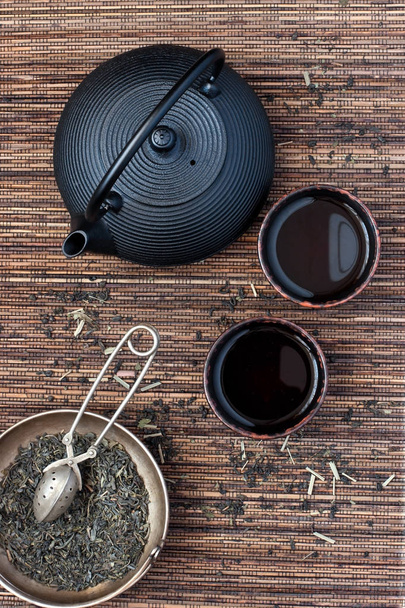Green tea with black utensils - Foto, imagen