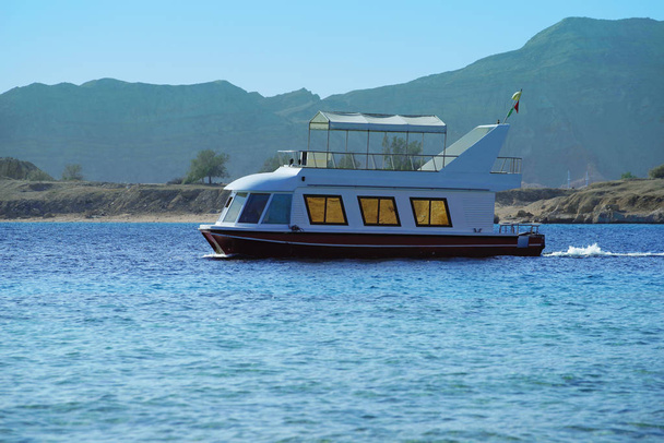 Екскурсія човен вітрилами на узбережжі Червоного моря - Фото, зображення