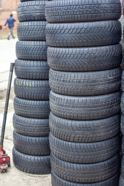 中古車タイヤがタイヤ修理工場に積まれています - 写真・画像