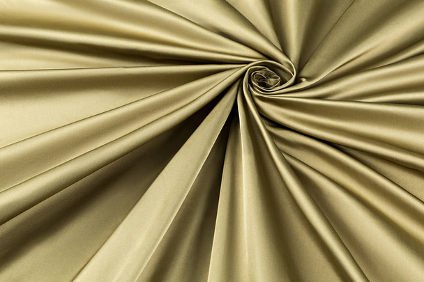 gele achtergrond luxe doek of golvende plooien van grunge zijde satijn fluwelen textuur - Foto, afbeelding