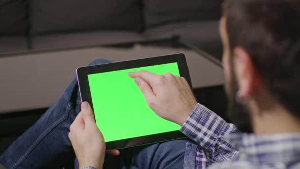 Zelená obrazovka digitální Tablet Pc muž - Záběry, video