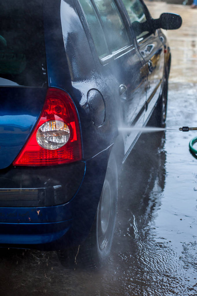 洗車のクローズ アップ。高圧水で車を洗う - 写真・画像