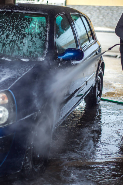 洗車のクローズ アップ。高圧水で車を洗う - 写真・画像