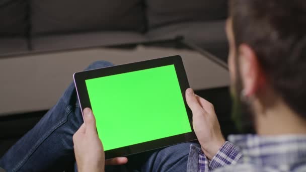 Zöld képernyő digitális tabletta Pc ember - Felvétel, videó