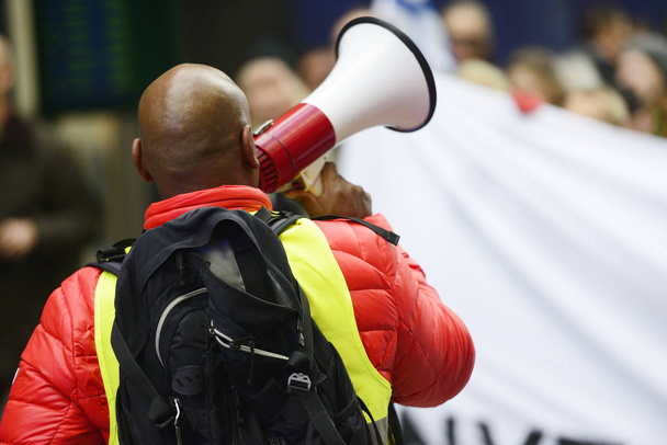 un militant avec un mégaphone sur l'action de protestation
 - Photo, image