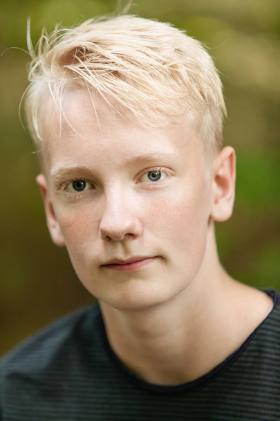 Lähikuva muotokuva valkoihoinen teini-ikäinen poika
 - Valokuva, kuva
