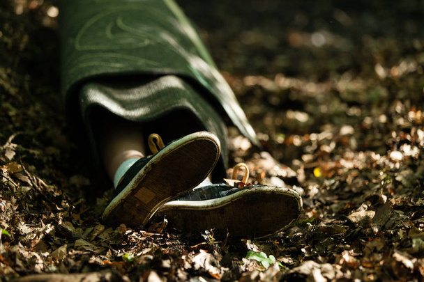 Τυλιγμένο πτώμα ενός νεαρού αγοριού μέσα σε ένα δάσος - Φωτογραφία, εικόνα