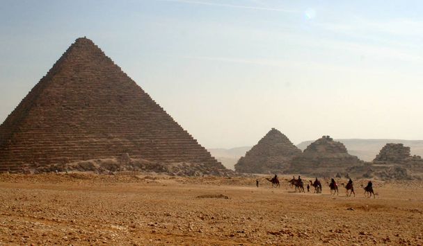 Velké pyramidy v Gíze se hrobky královny - Fotografie, Obrázek