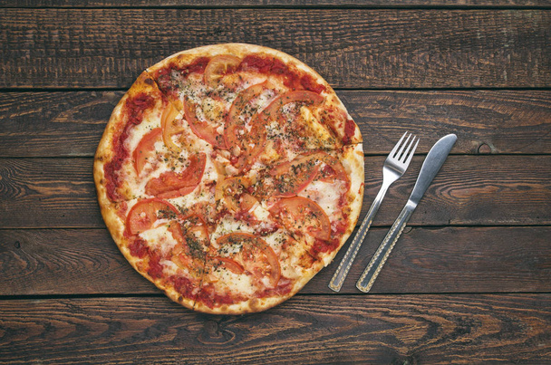 Finom pizza margarita mozzarellával sötét fa asztalon - Fotó, kép