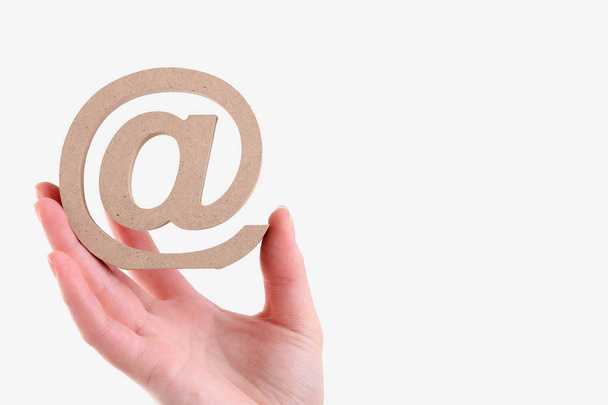 Χέρι εκμετάλλευση ξύλινα email σύμβολο  - Φωτογραφία, εικόνα