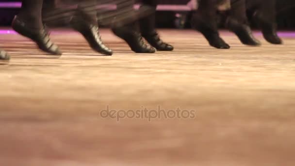 Ierse dans dansen op het podium met traditionele stap schoenen vrouwen - Video
