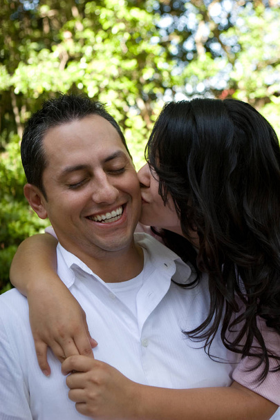 Onnellinen latino pari nauraa ja hymyilee
. - Valokuva, kuva