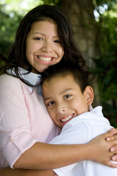 glückliche hispanische Mutter und ihr Sohn. - Foto, Bild
