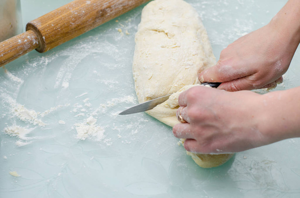 raw dough and rolling pin - Фото, зображення