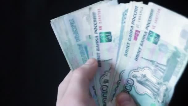 manos masculinas sosteniendo un ventilador de rublos rusos
 - Metraje, vídeo