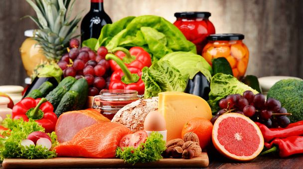 Alimentos orgânicos, incluindo legumes, frutas, pão, laticínios e carne
 - Foto, Imagem