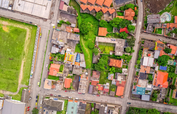 Distritos da cidade pequena em Banos De Água Santa, Equador
 - Foto, Imagem