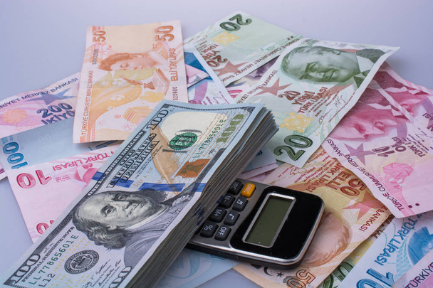  Notas de dólares americanos e notas de lira turcas lado a lado
 - Foto, Imagem