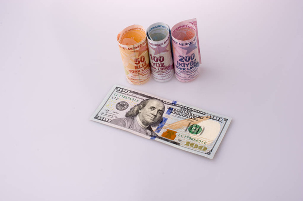 Amerikai dollár-bankjegyek és -Turksh líra bankjegyeit egymás mellett - Fotó, kép
