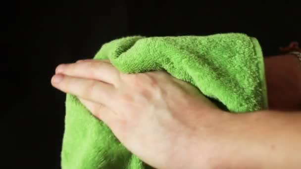 Człowiek, wycierając ręce z tło zielony towel.black - Materiał filmowy, wideo