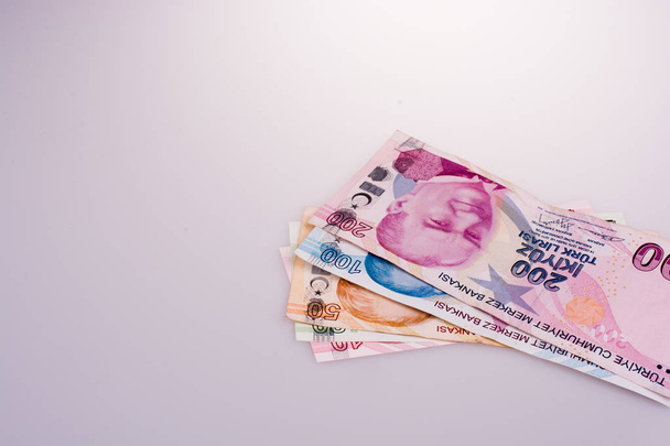 Banknoten der türkischen Lira in verschiedenen Farben, Mustern und Werten - Foto, Bild