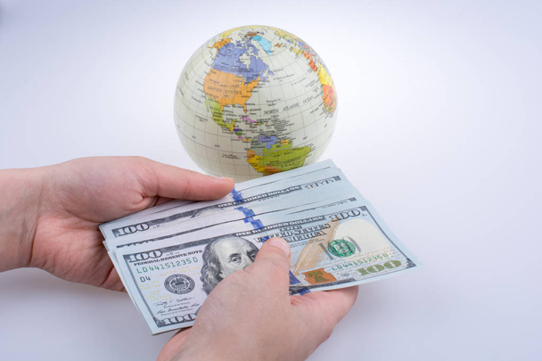 Ludzką ręką trzymając amerykański Dolar banknotów z boku mo - Zdjęcie, obraz