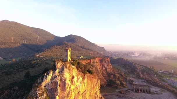 Dron, 4 k ile hava atış, Upezzinghi kule günbatımı ışığı, İtalya, Toskana, patlak kayalık üzerinde filme - Video, Çekim