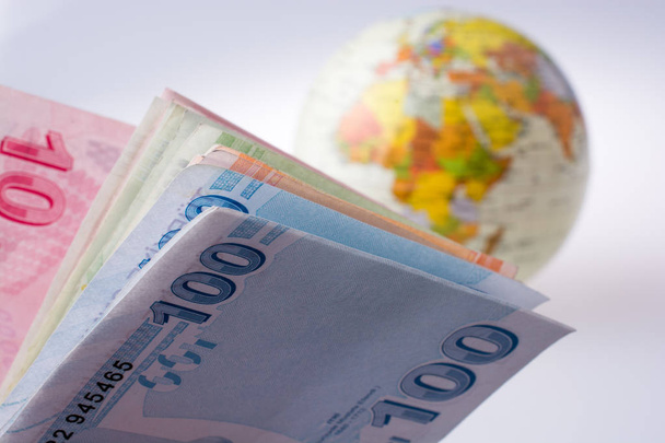 Lira turecka banknoty po stronie globu modelu  - Zdjęcie, obraz