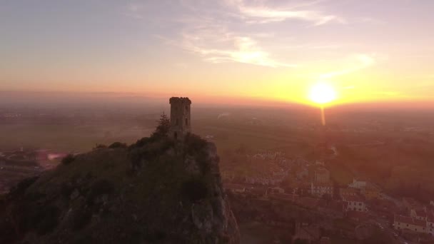 Dron, 4 k ile hava atış, Upezzinghi kule günbatımı ışığı, İtalya, Toskana, patlak kayalık üzerinde filme - Video, Çekim