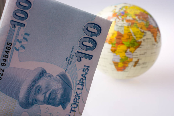 Lira turecka banknoty po stronie globu modelu  - Zdjęcie, obraz