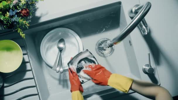 水の強い噴流下黒の受け皿を洗う - 映像、動画