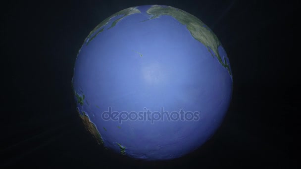 По центру безшовні петлю світло променя стиль земної кулі (синє світло версія) - Кадри, відео