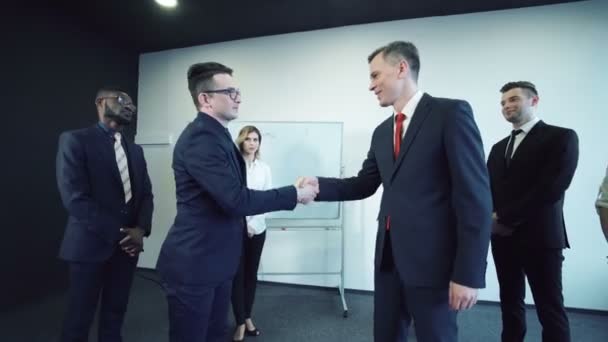 Empresarios dándose la mano - Metraje, vídeo