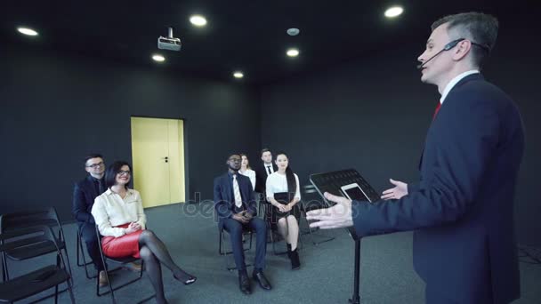 Empresário fazendo uma apresentação em uma reunião
 - Filmagem, Vídeo