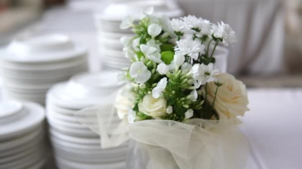 Подготовка свадебного ужина, красивые цветы и белые тарелки, избирательный фокус, 4K
 - Кадры, видео