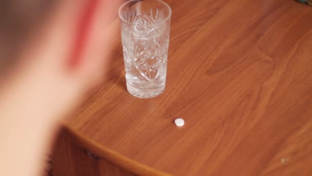 Человек смывает таблетку стаканом воды
 - Кадры, видео