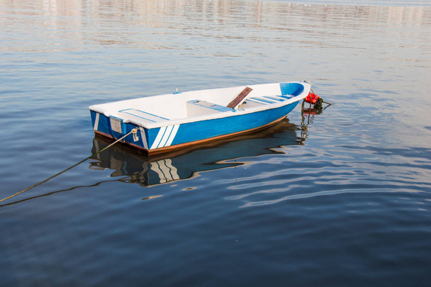 Barco de pesca en las aguas del mar
 - Foto, imagen