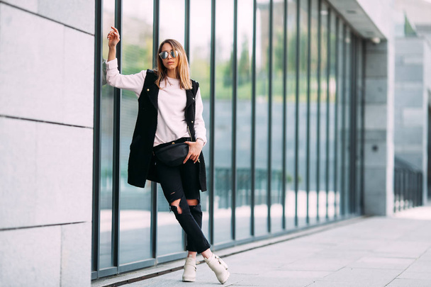 Outdoor fashion portrait of stylish hipster cool girl wearing sunglasses - Foto, afbeelding
