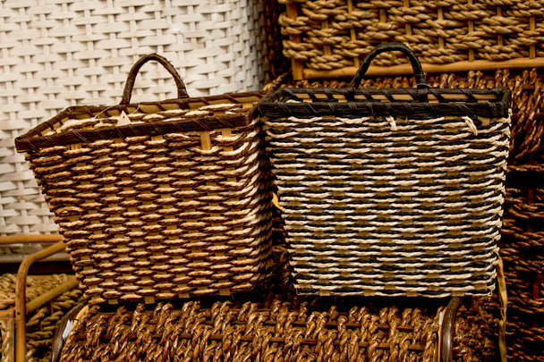 Prázdné proutěné košíky na prodej na trhu místo - Fotografie, Obrázek