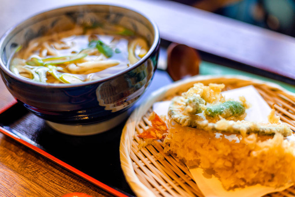 heerlijk Japans eten op tafel - Foto, afbeelding