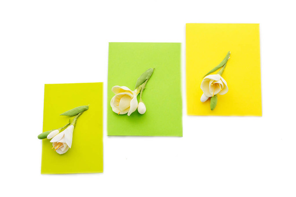 Detailní záběr tři žluté obálce s květinami - Fotografie, Obrázek