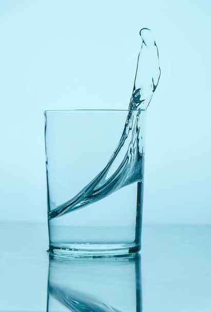 víz fröccsenés kék - Fotó, kép