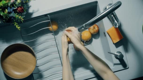 Lavare la frutta nel lavandino sotto l'acqua corrente
 - Filmati, video